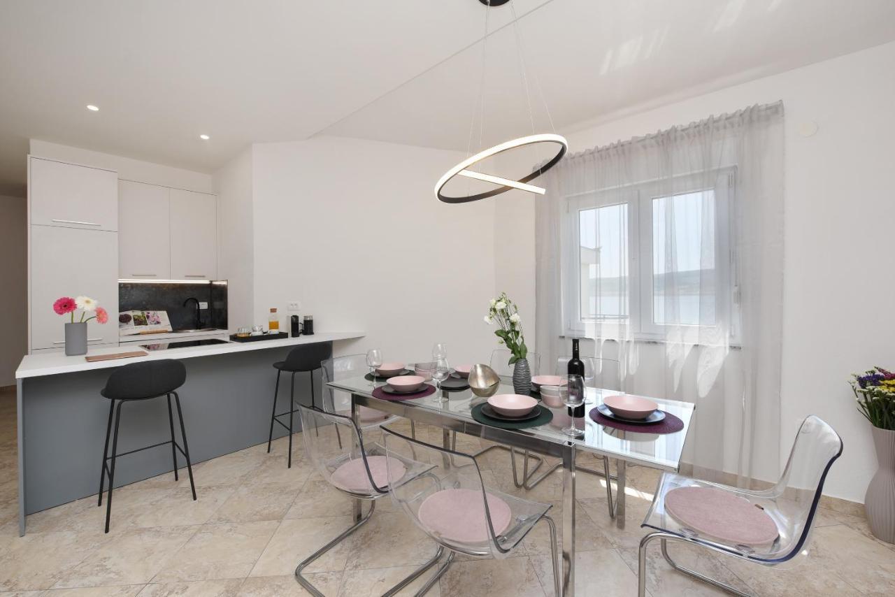 Malako Family Apartments Seline Esterno foto